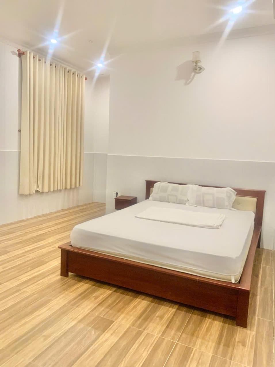 Hotel Khach San Tan Cuu Long à Binh Chanh Extérieur photo